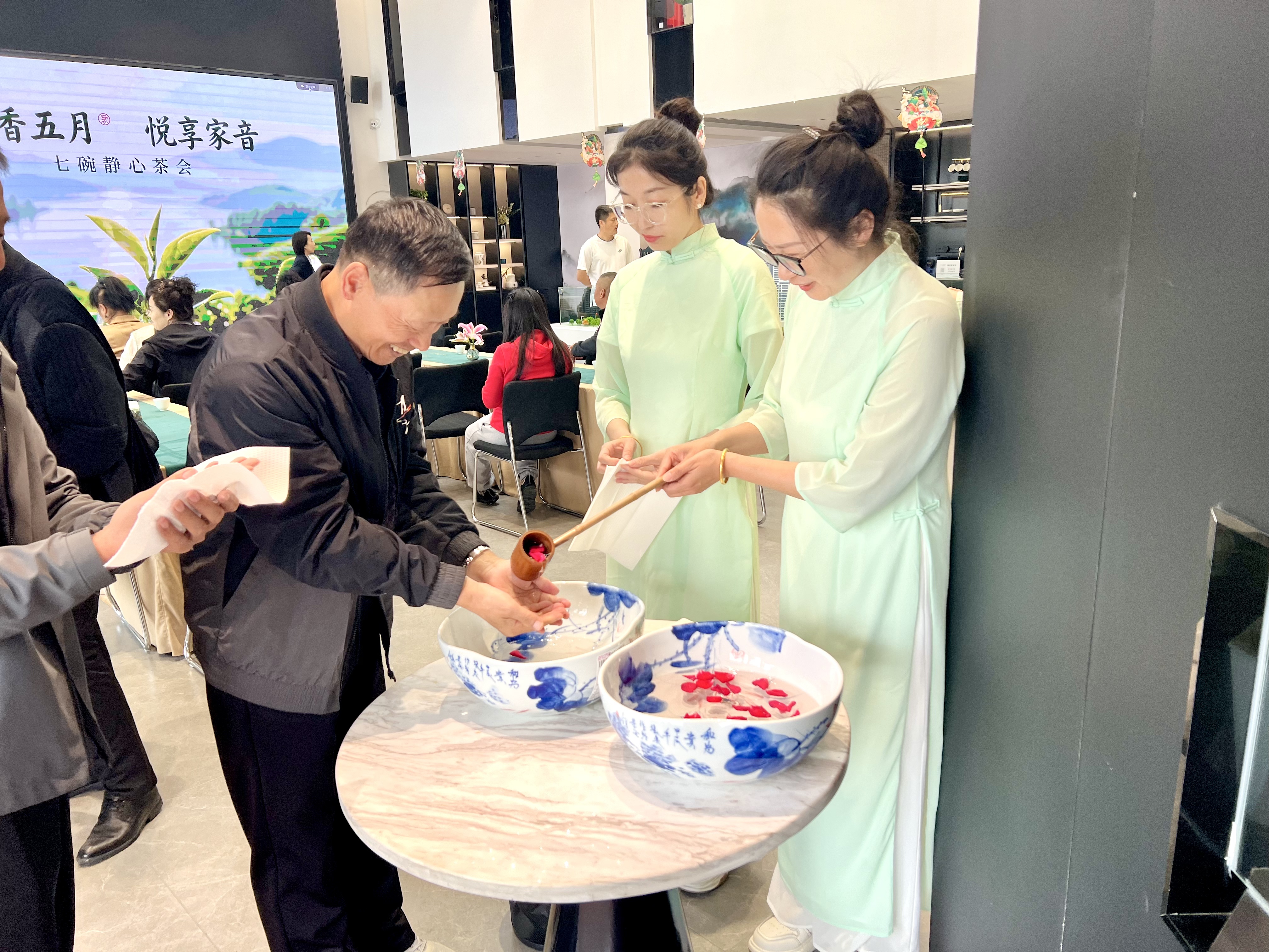 幸福里地产举办业主“七碗静心茶会”(图1) 幸福里地产举办业主“七碗静心茶会”(图1)