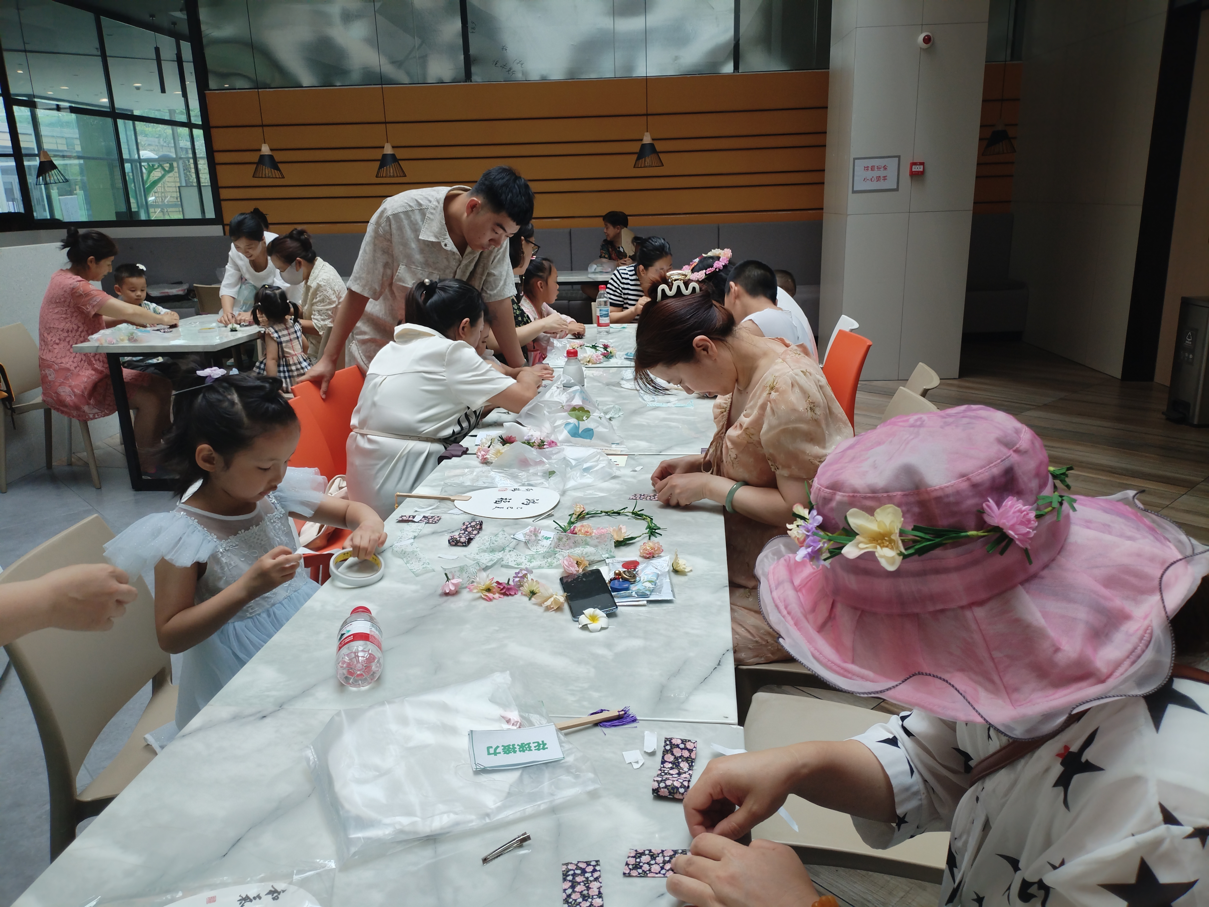 时光里物业成功举办簪花会活动(图2)