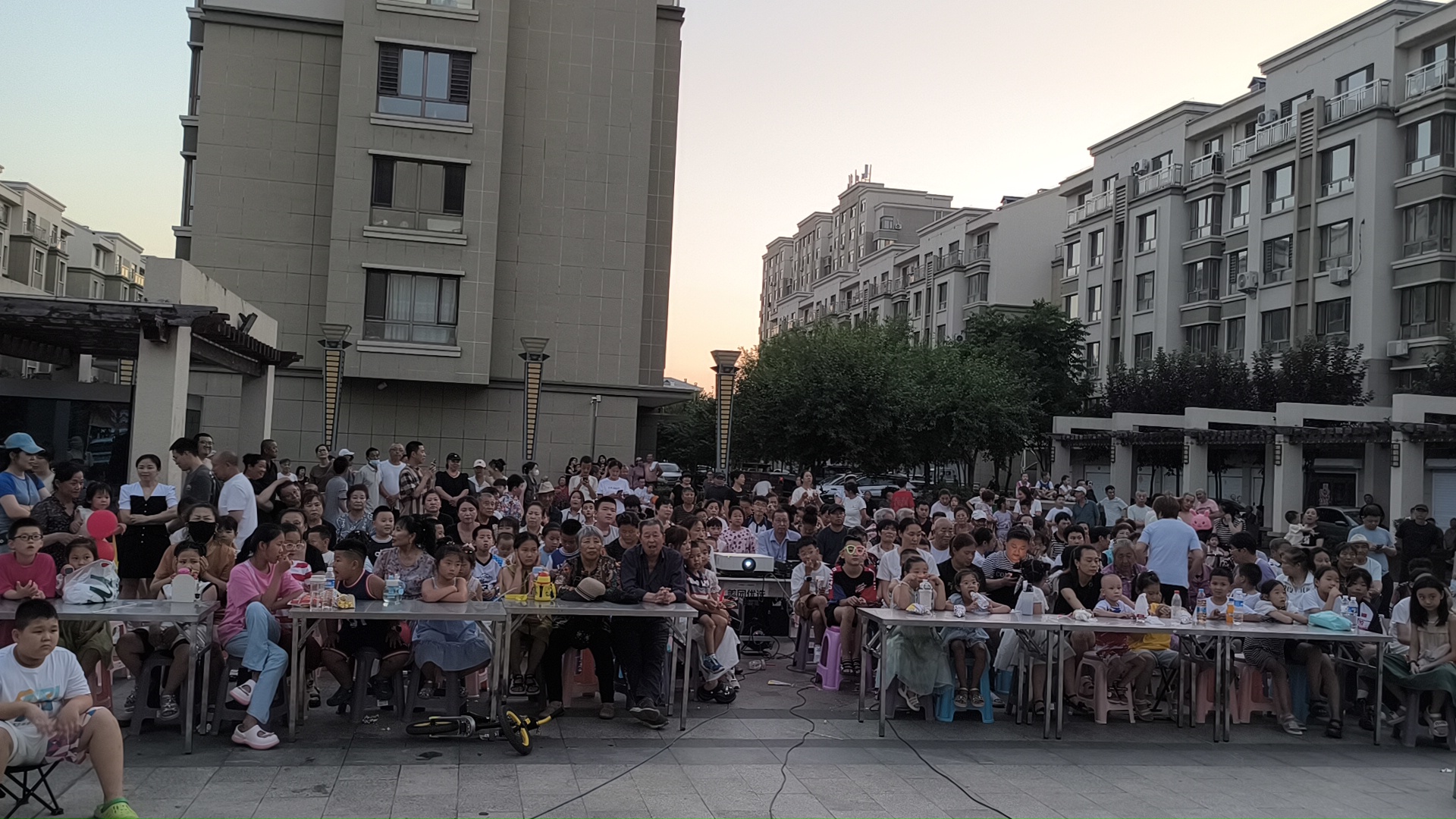 华强物业开展业主观影活动(图1)