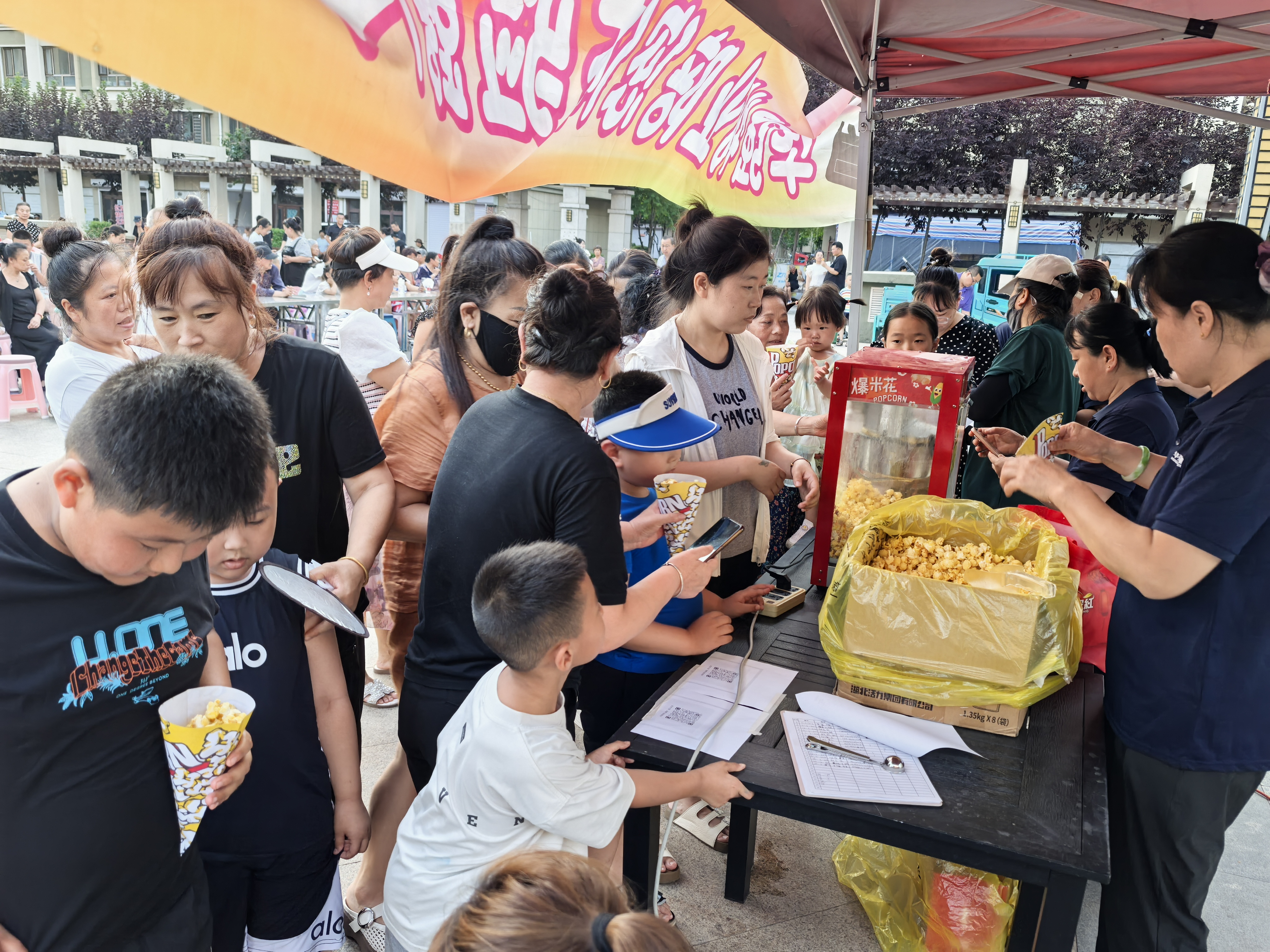 华强物业开展业主观影活动(图2)