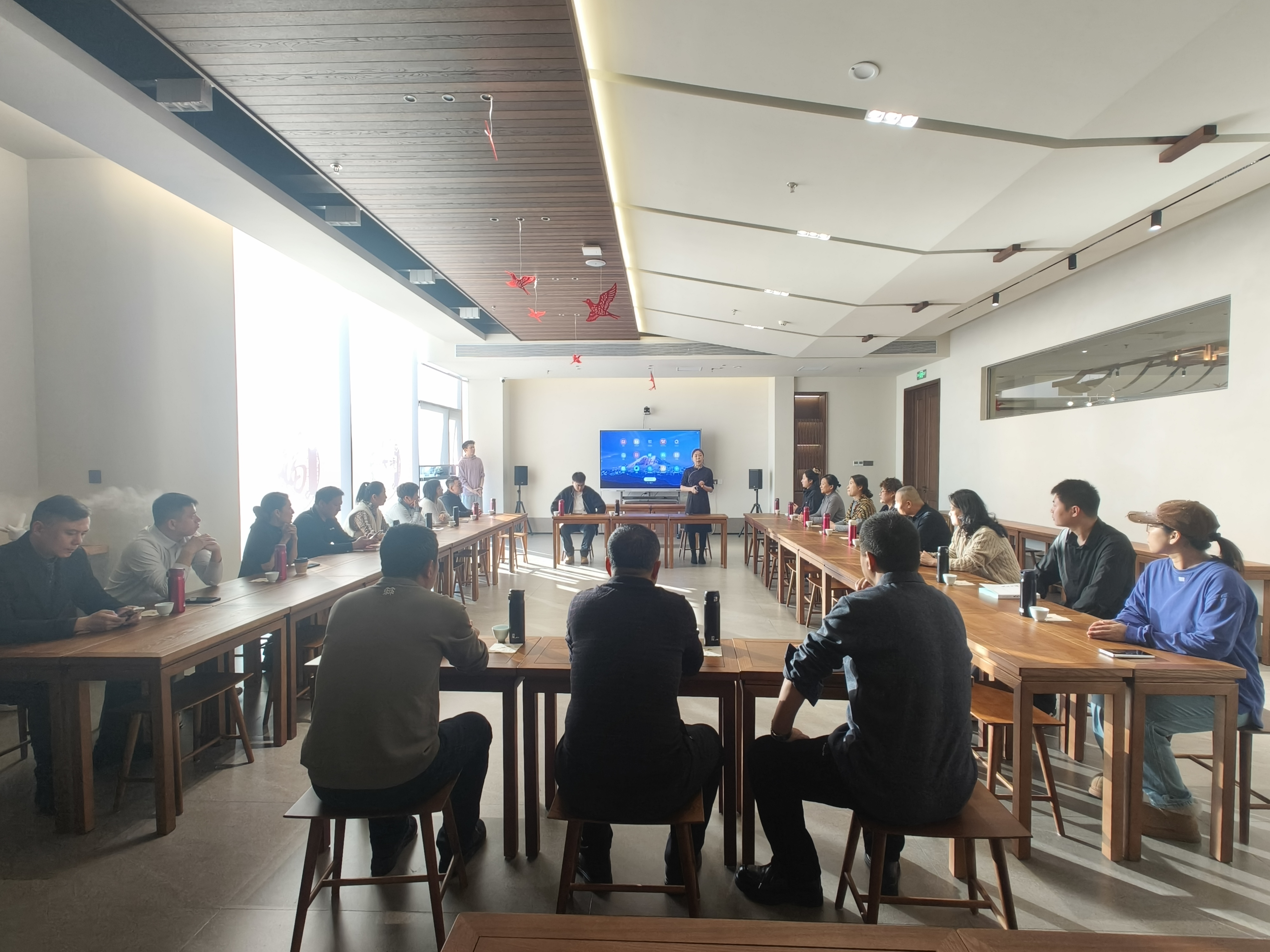 大境地产成功举办宋锦小马手作活动(图2)