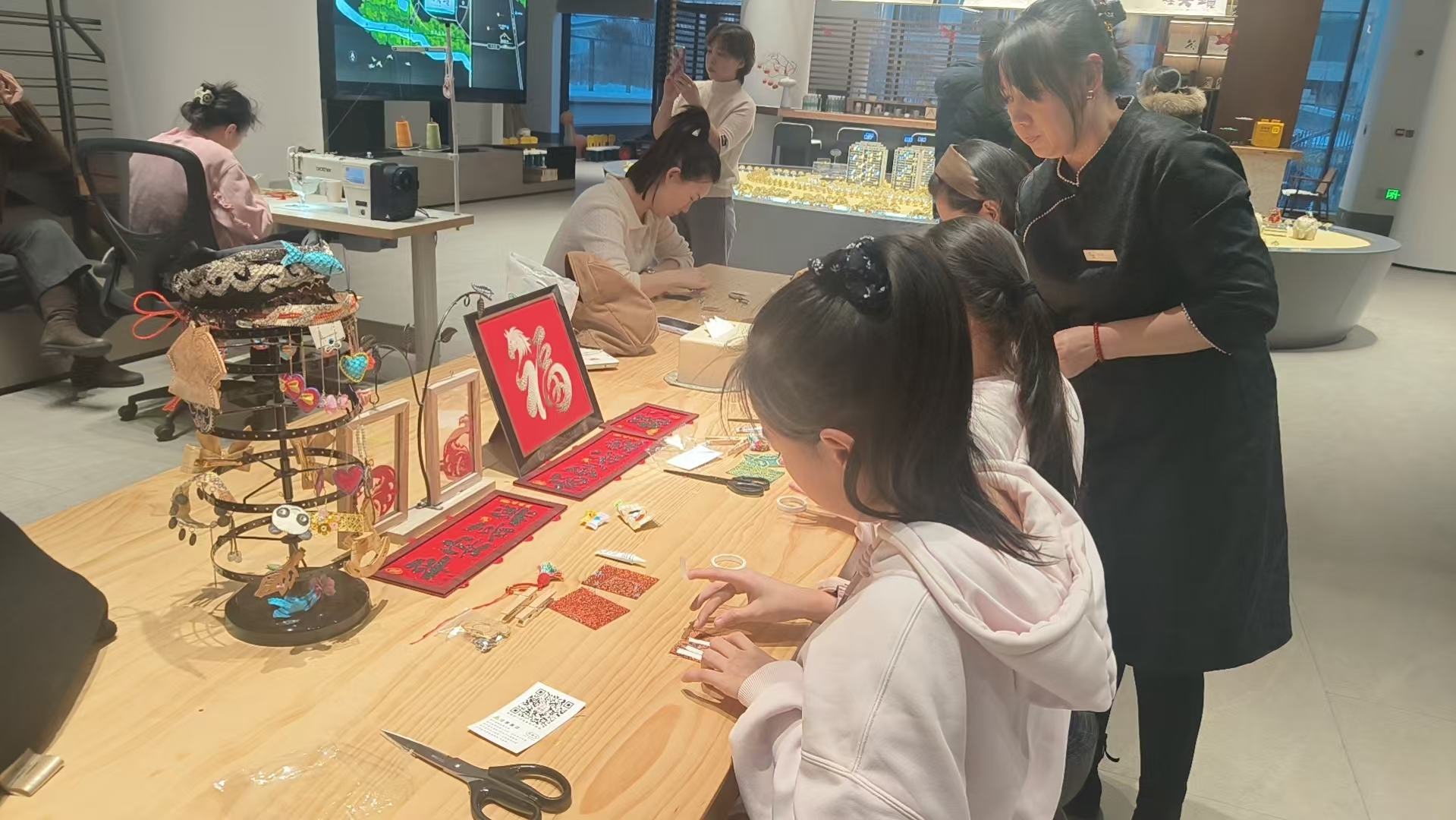 大境地产成功举办宋锦小马手作活动(图4)