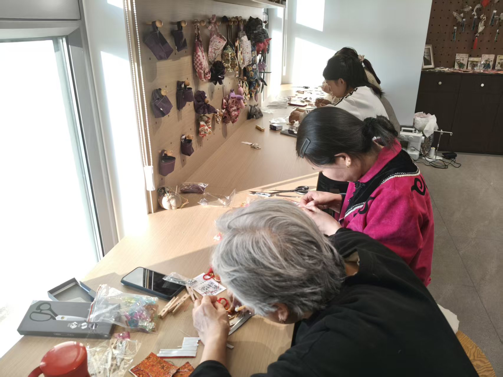 大境地产成功举办宋锦小马手作活动(图1)