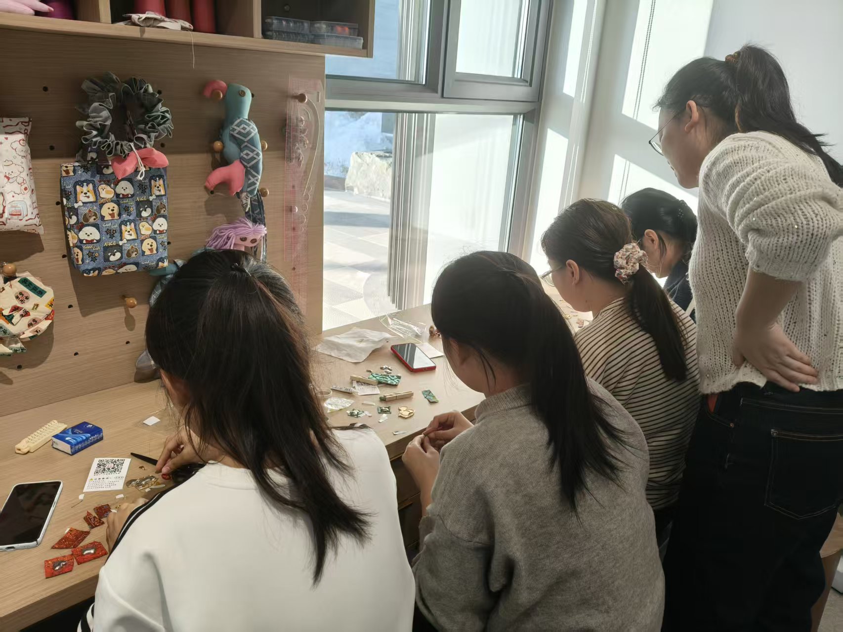 大境地产成功举办宋锦小马手作活动(图3)