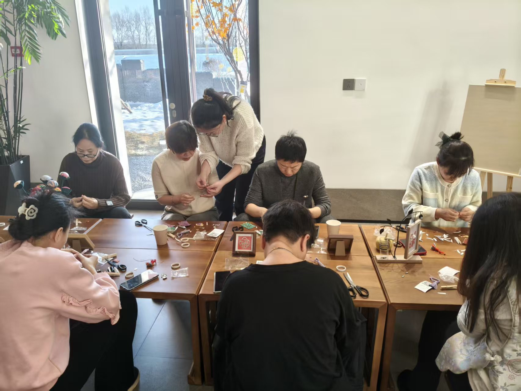 大境地产成功举办宋锦小马手作活动(图2)