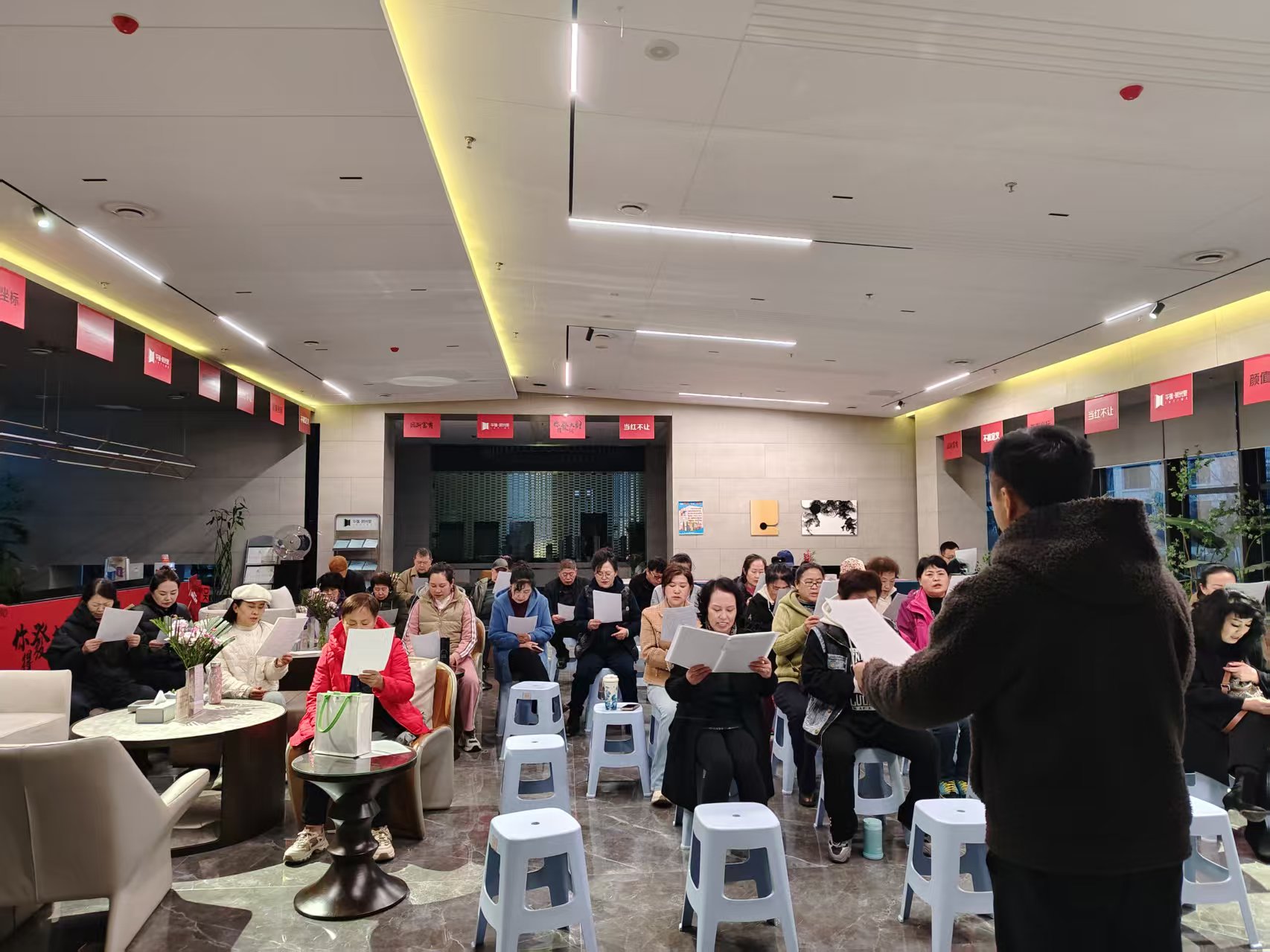 时光里物业组织业主成立合唱团(图1)