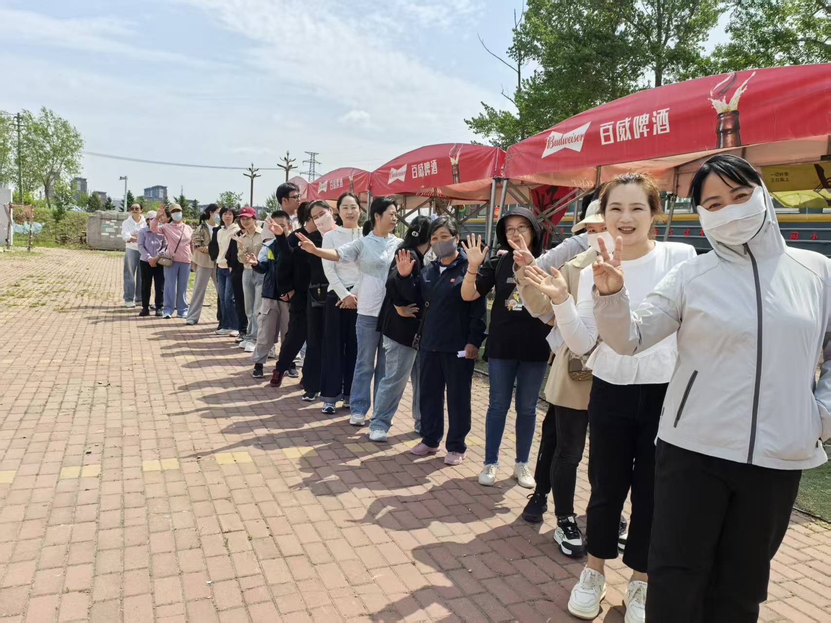 幸福里物业举办采摘活动促邻里和谐(图1)
