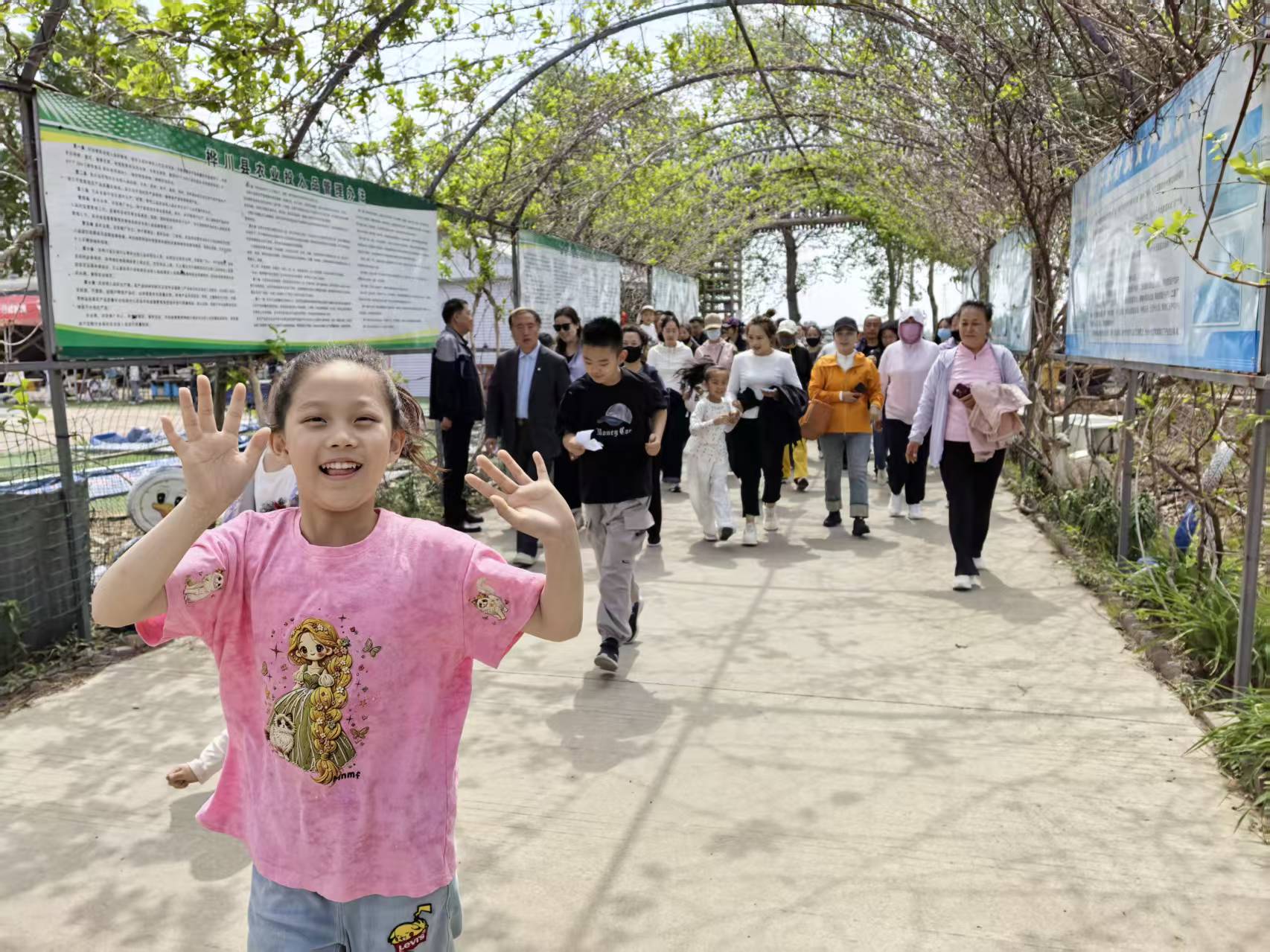 幸福里物业举办采摘活动促邻里和谐(图3)