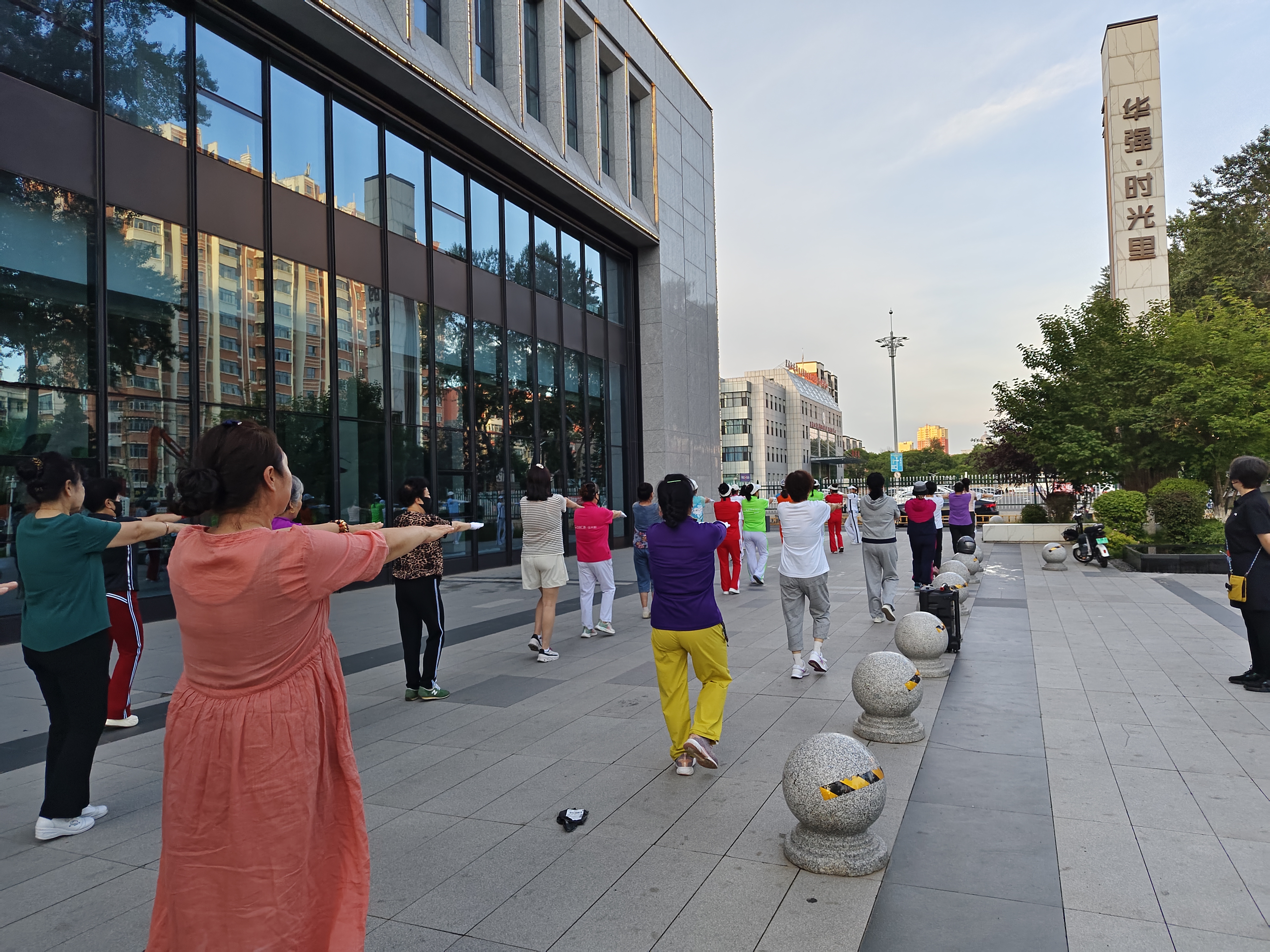 时光里物业健康舞步社团首秀走圈(图2)