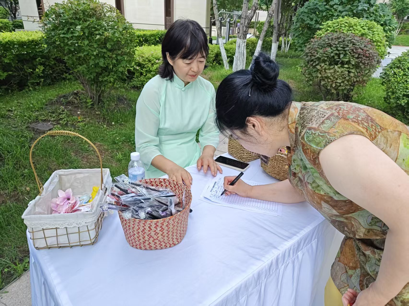 璞院、时光里物业举办夏日簪花游园会(图1)