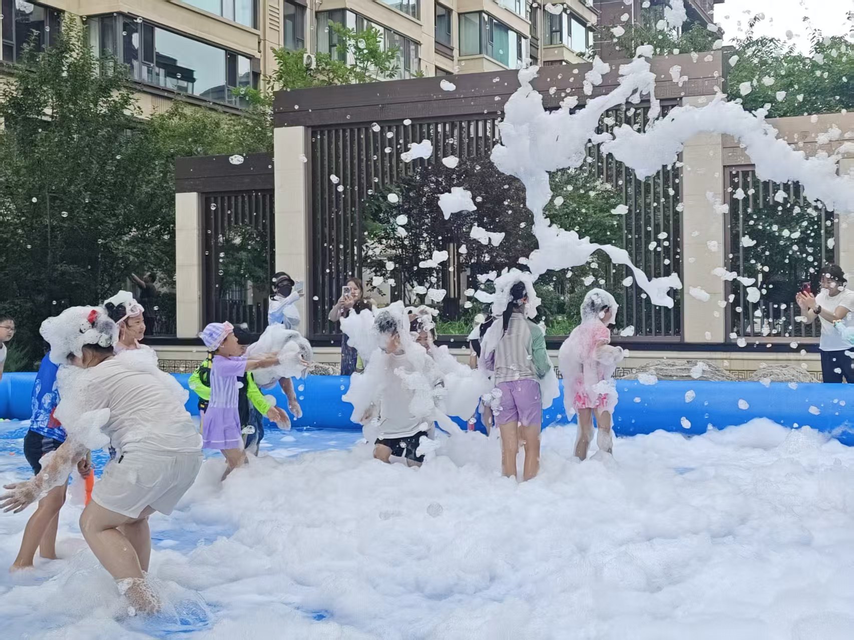 两小区举办夏日亲子戏水活动(图1)