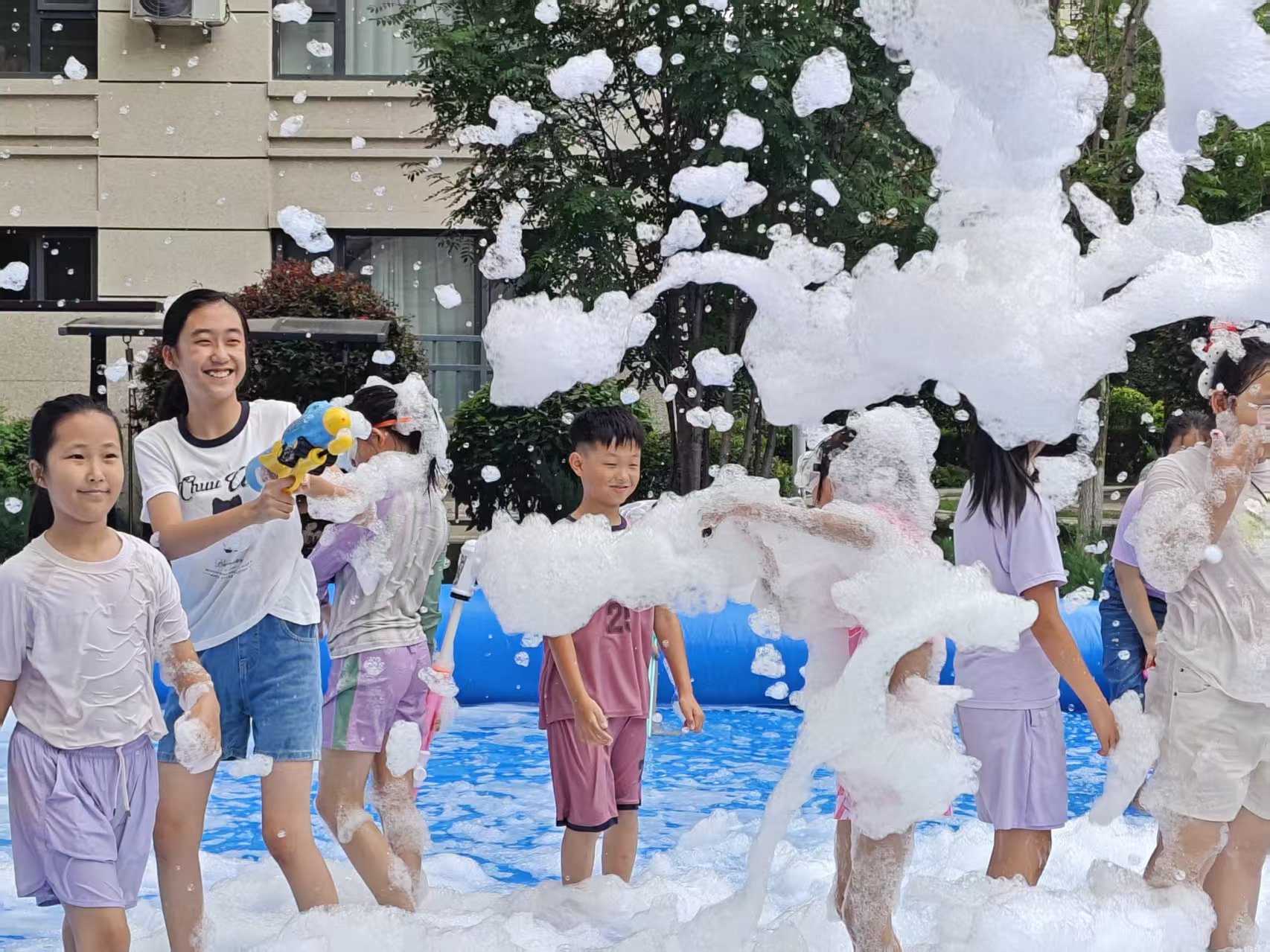 两小区举办夏日亲子戏水活动(图2)